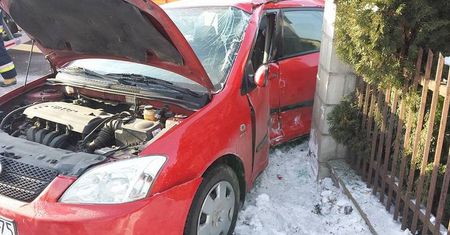 Wpadł w poślizg i uderzył w ogrodzenie posesji. Dwie osoby w szpitalu