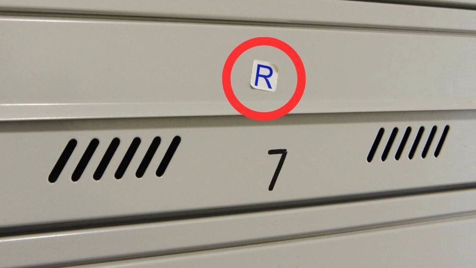 Co oznacza litera "R" na skrzynce?