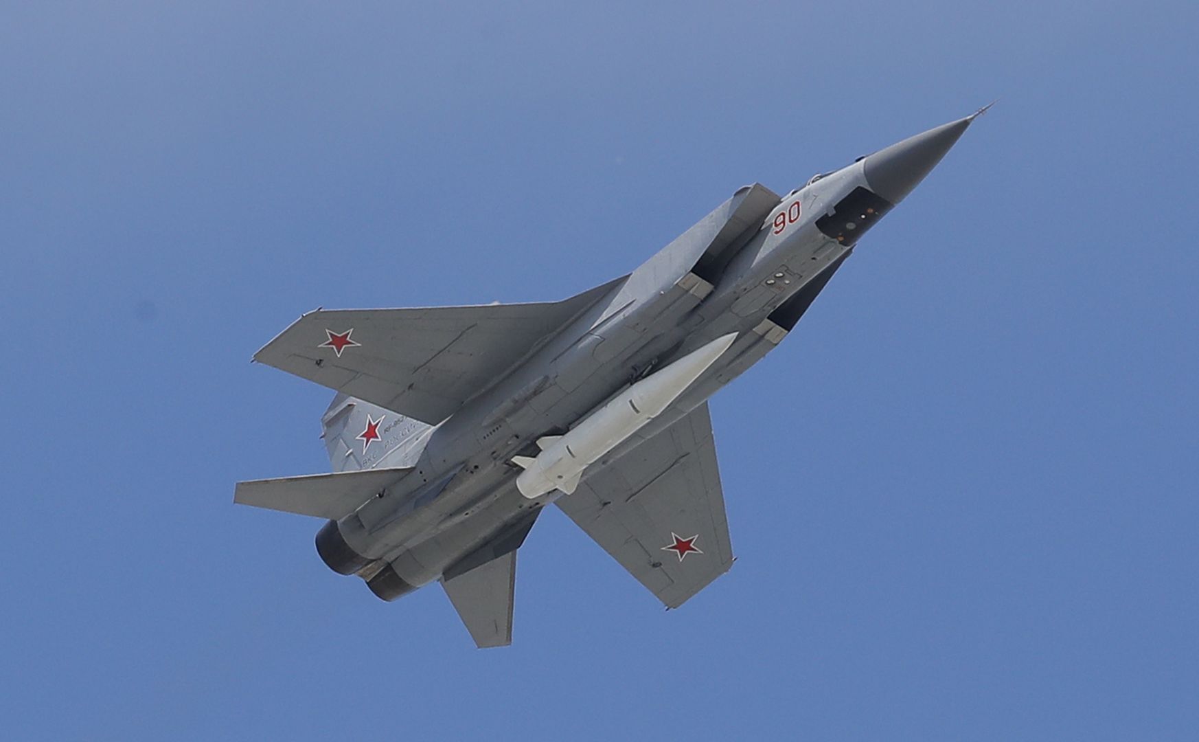 epa06721624 A Russian MIG-31 jet carrying a high-precision hypersonic aero-ballistic missile 'Kinzhal' ('Dagger') takes part in the Victory Day military parade in the Red Square in Moscow, Russia, 09 May 2018.  Russia marks the 73rd anniversary of the victory over Nazi Germany in World War II.  EPA/SERGEI ILNITSKY 
Dostawca: PAP/EPA.
SERGEI ILNITSKY