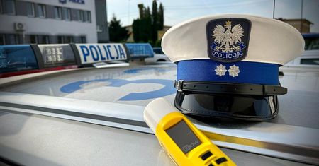 Chciał się przywitać z policjantami i zadać pytanie. Kierowca stanie przed sądem