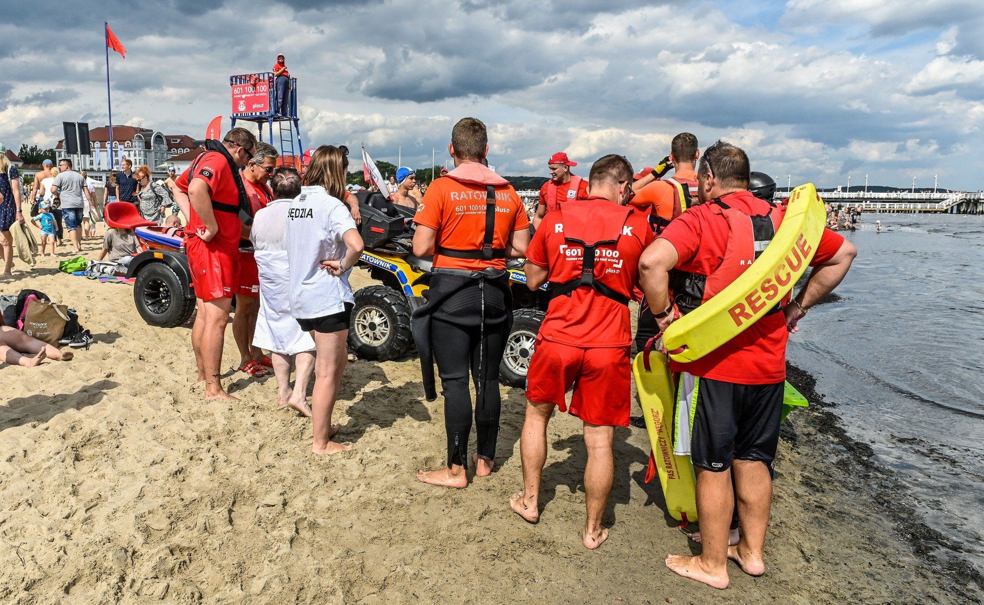 Plaża w Sopocie. Nad kąpieliskiem powiewa czerwona flaga - więc jest bezwzględny zakaz kąpieli