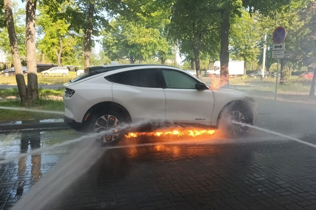 Pożar samochodu elektrycznego, zdj. z 2023 r.