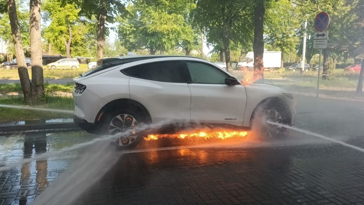 Pożar samochodu elektrycznego, zdj. z 2023 r.