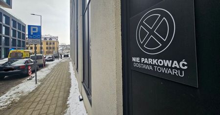 Pilny apel pracowników Biedronki: „Przestańcie parkować w naszej zatoczce!”. Kierowcy notorycznie blokują dostawy do sklepu