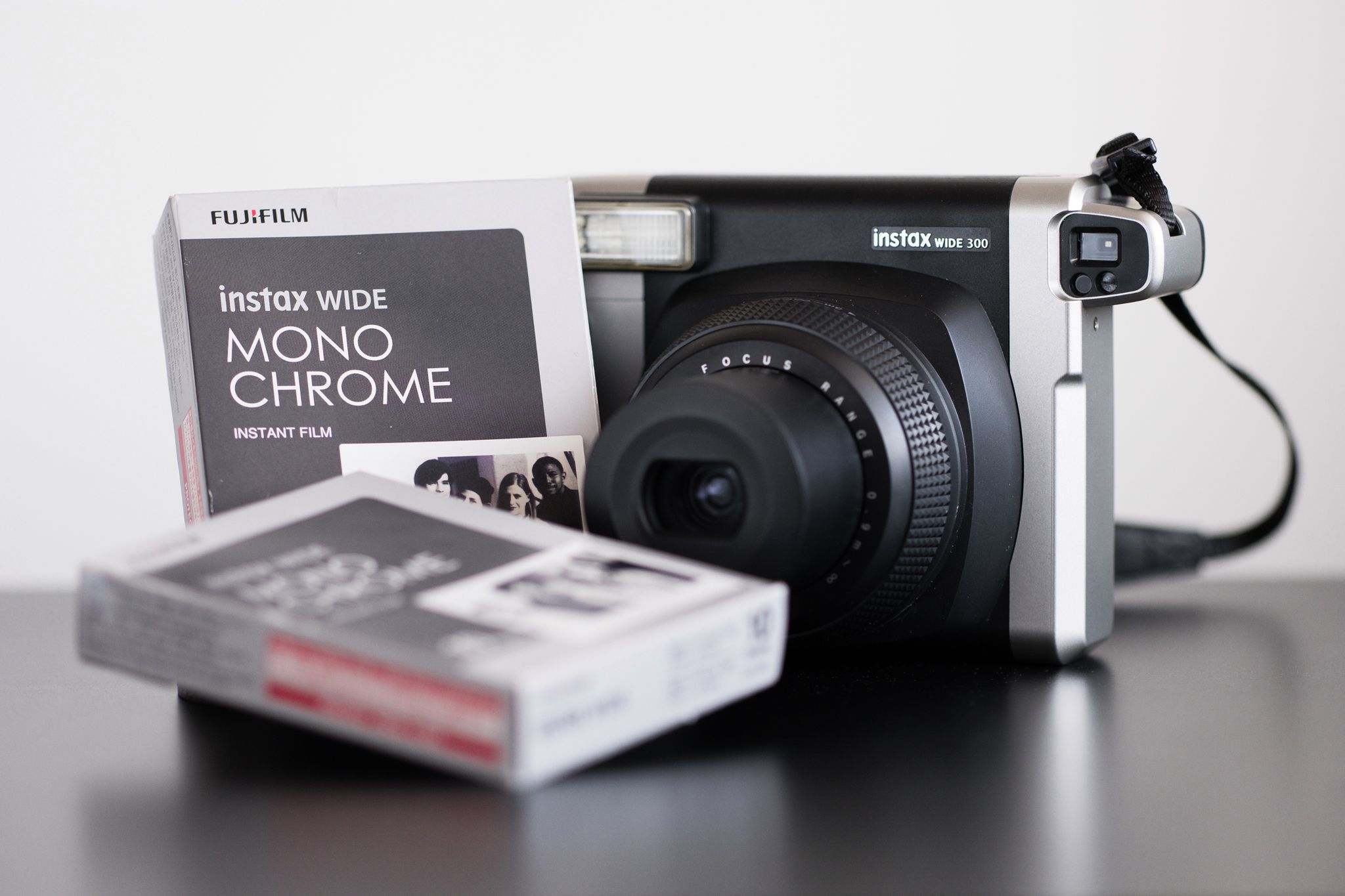 Fujifilm instax wide Monochrome – natychmiastowa czarnobiel w większym formacie 1