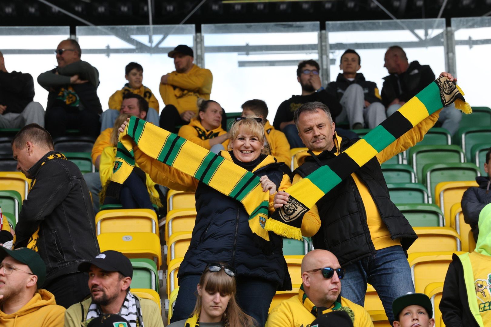 Tłum kibiców na stadionie GKS Katowice. Gospodarze pokonali Cracovię, a trybuny eksplodowały radością