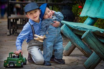 "Mamo, tato, pozwól mi spróbować". Poznańska odpowiedź na modę na idealne rodzicielstwo