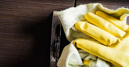 Domowe sposoby na czyste szafki. Sprawdź, jak pozbyć się tłuszczu z mebli kuchennych