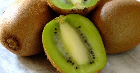 Obierasz kiwi ze skórki? To błąd!