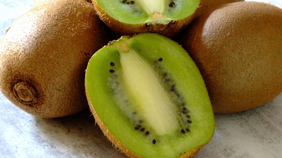 Obierasz kiwi ze skórki? To błąd!