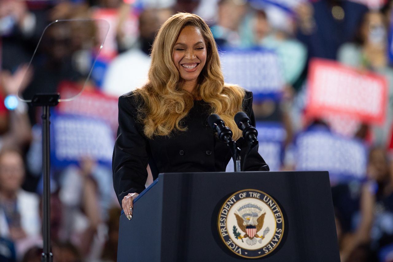 American singer Beyonce speaks during the rally of the US Vice President and Democratic presidential nominee Kamala Harris, at the Shell Energy Stadium in Houston, Texas, USA, 25 October 2024. Harris is running against former US president and Republican presidential nominee Donald Trump and the United States will hold its election on 05 November 2024. EPA/CARLOS RAMIREZ Dostawca: PAP/EPA.