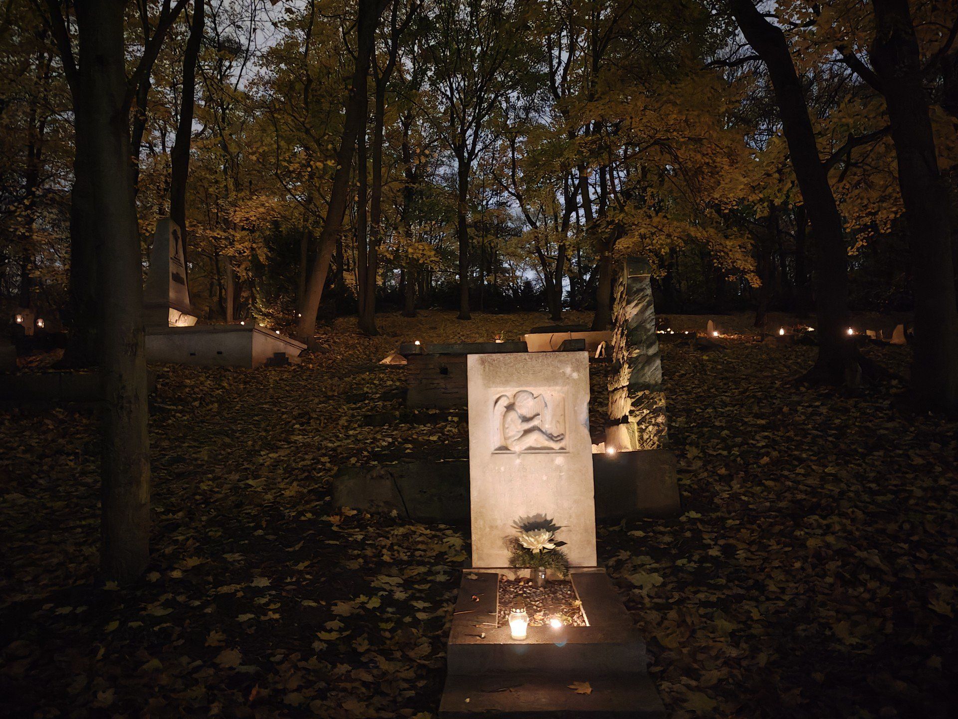 Cmentarze na poznańskiej Cytadeli w dniu Wszystkich Świętych
