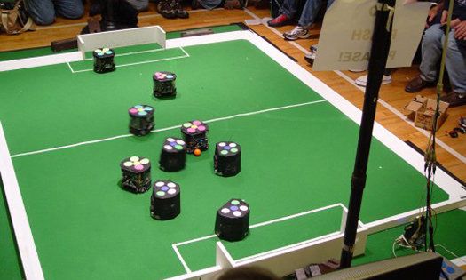 Piłkarskie roboty mają nowy algorytm, dzięki któremu mają zdolność przewidywania ruchów przeciwnika [wideo]