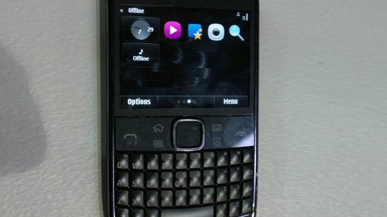 Nokia E6-00 w czarnym kolorze wycieka do Sieci 1