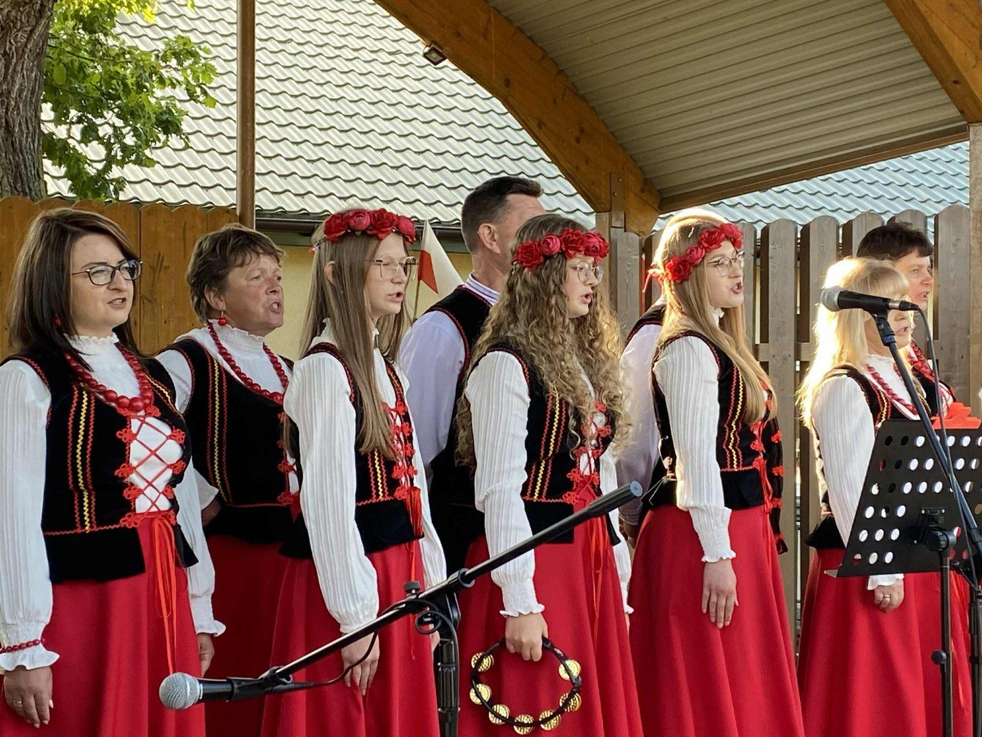 Podczas festynu &#34;Żegnaj lato na rok&#34; wiązankę pieśni i tańców z regionu świętokrzyskiego zaprezentował zespół &#34;Skokotliwi&#34; z Mostek.