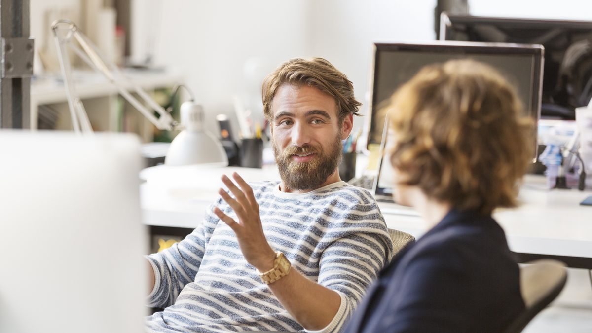 "Głośni pracownicy" kładą wielki nacisk na to, aby mówić o swojej pracy, zamiast naprawdę skupiać się na wykonywaniu obowiązków. Zdjęcie ma charakter ilustracyjny