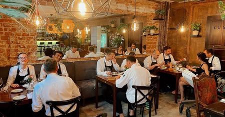 Restauracja w Warszawie codziennie zamyka się na godzinę. Powód zaskakuje