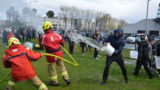 Lany poniedziałek na stadionie w Stalowej Woli. Piłkarze oblewali się wodą z kibicami i strażakami. Zobacz zdjęcia