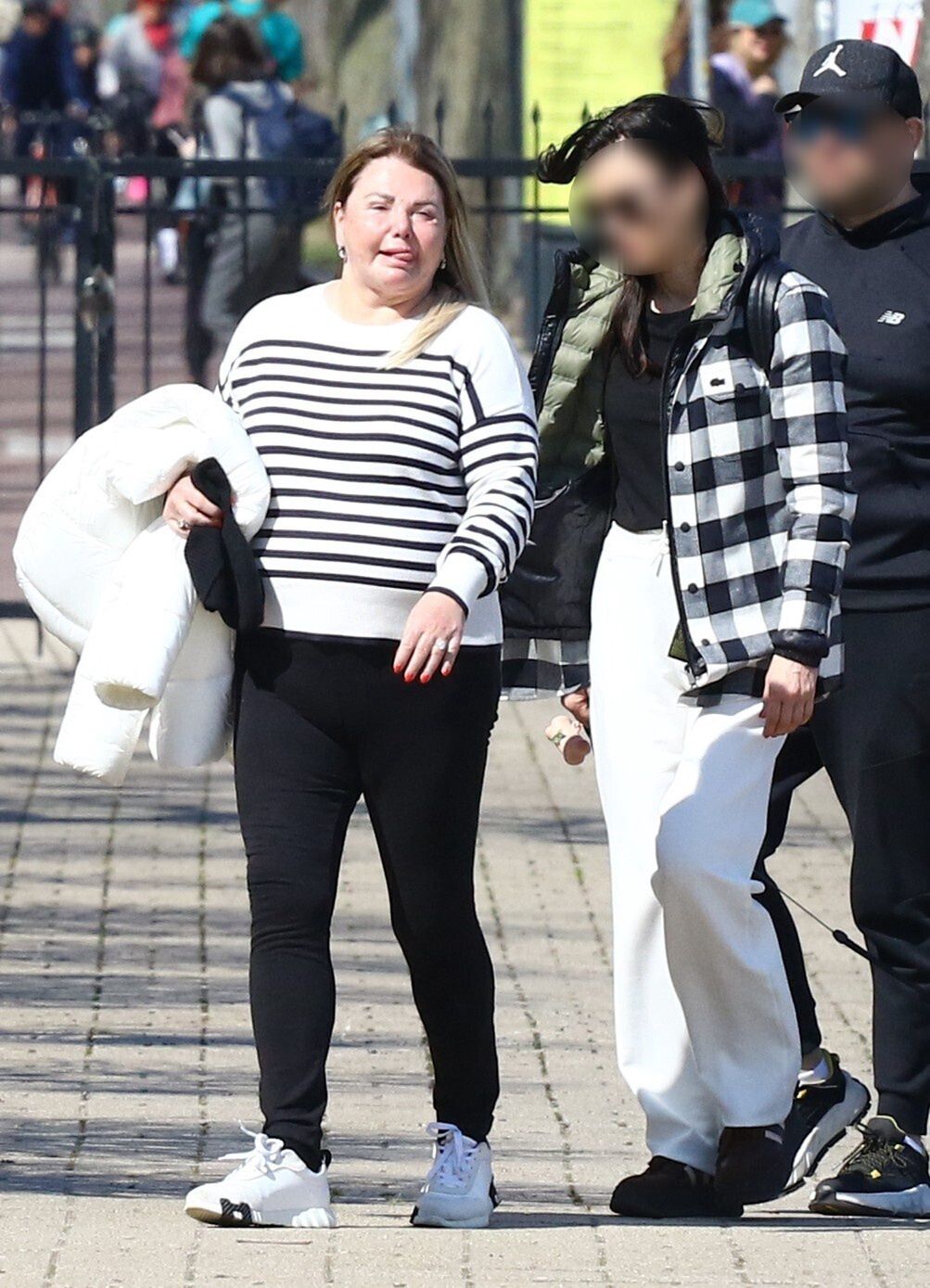 Odmieniona Katarzyna Niezgoda snuje się po Sopocie 