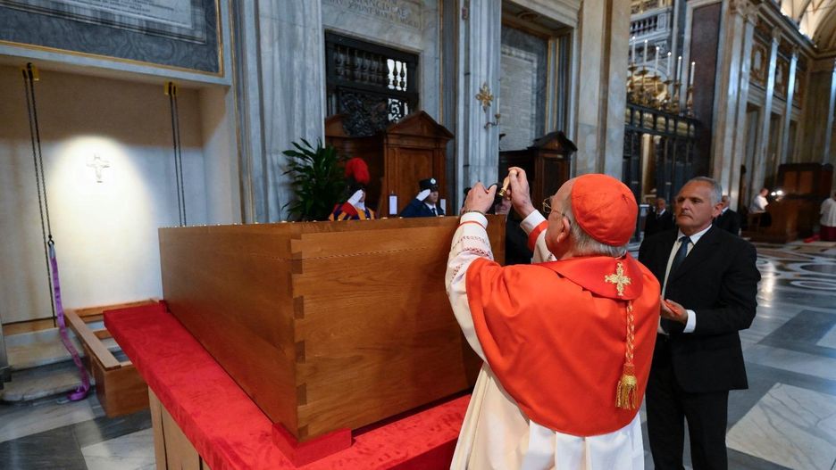 ROME, ITALY - APRIL 26: (----EDITORIAL USE ONLY - MANDATORY CREDIT - 'VATICAN MEDIA / HANDOUT' - NO MARKETING NO ADVERTISING CAMPAIGNS - DISTRIBUTED AS A SERVICE TO CLIENTS----) The coffin of Pope Francis is seen inside the St. Mary Major Church in Rome, Italy on April 26, 2025. The body of Pope Francis, who passed away on April 21, 2025, was transported from St. Peter's Basilica in the Vatican to the church for his final burial. His grave is marked with the name "Franciscus." (Photo by Vatican Media / Handout/Anadolu via Getty Images)