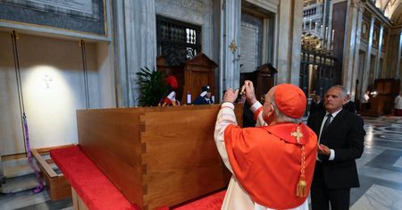 Tego nie pokazali w telewizji. Tak złożyli Franciszka w grobie