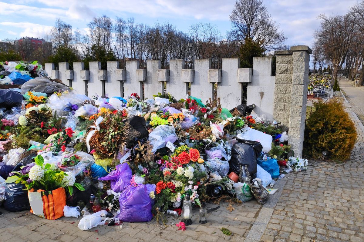 Kwoty przyprawiają o zawrót głowy. Ile kosztuje wywiezienie śmieci z cmentarza?