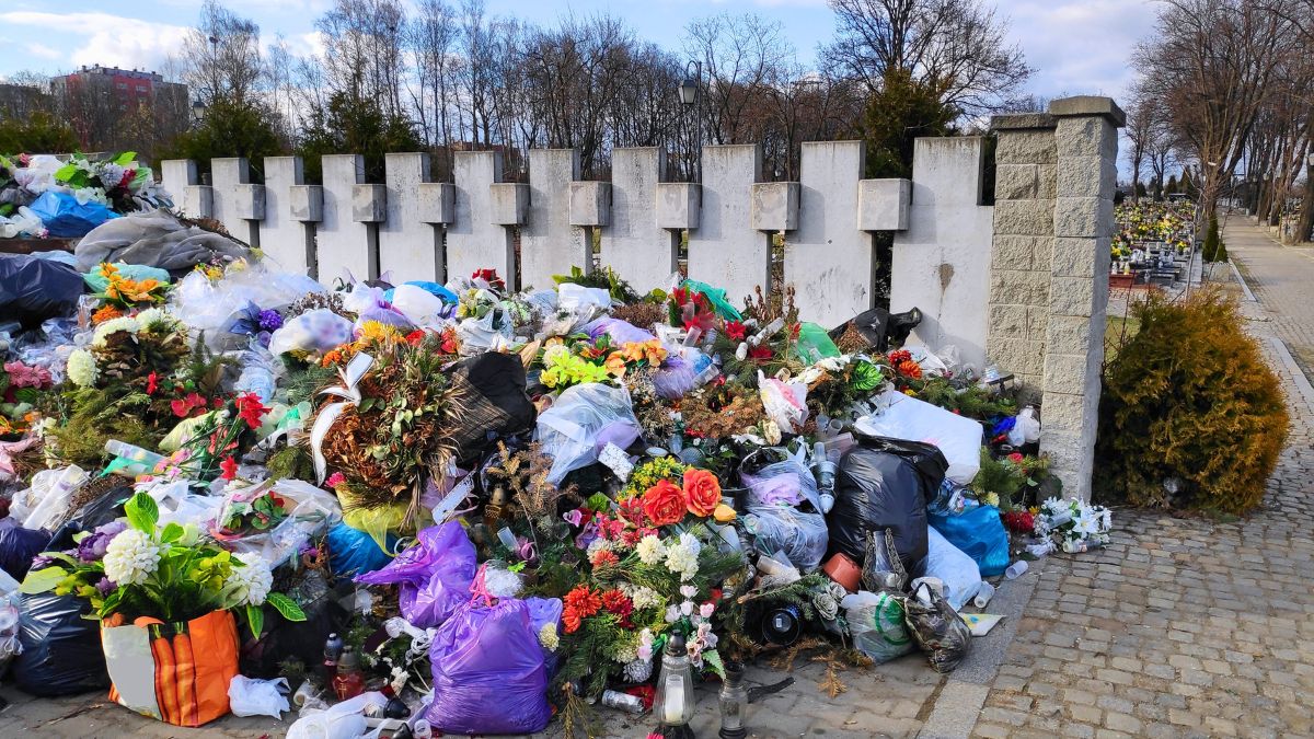 Śmieci na cmentarzu