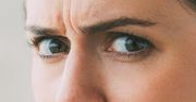Staw czoła lwiej zmarszczce. Jak się jej pozbyć bez botoksu?