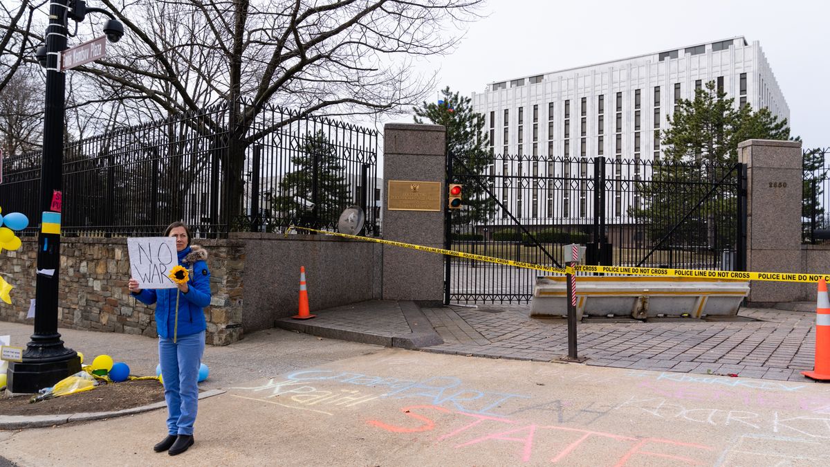 Na zdjęciu demonstrujący przeciwko wojnie przed ambasadą Rosji w Waszyngtonie