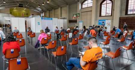 Takich zawirowań wokół szczepień dotąd nie było. Ogromny nadmiar dawek