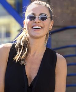 Natasza Urbańska kusi dekoltem. A na plaży się zakrywa