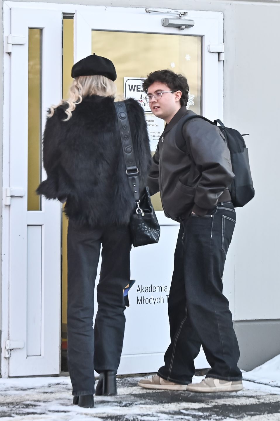 Mateusz Pawłowski pędzi na trening do "TzG" z ukochaną