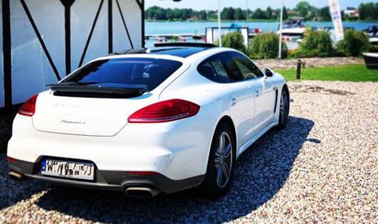 Białe Porsche Panamera należące do wypożyczalni nie zostało zwrócone w terminie