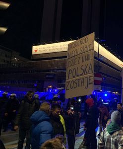 "PiS wyprowadza nas z Unii". Prounijna manifestacja w Warszawie. Protestujący przeszli przed siedzibę PiS