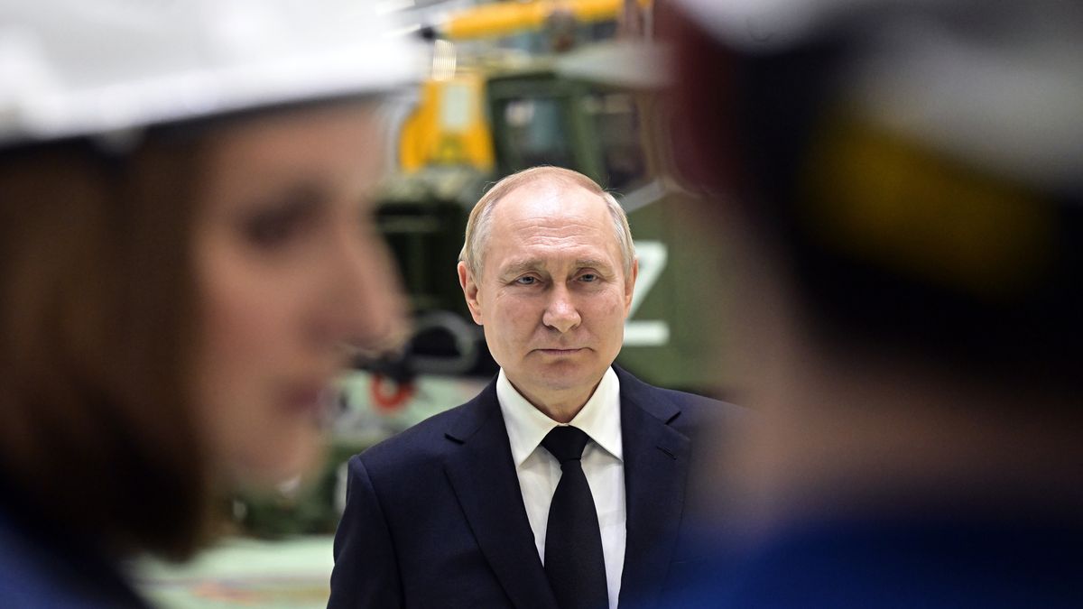 Russian President Vladimir Putin looks on during his visit to the JSC North-Western Regional Center of the Almaz-Antey Concern-Obukhov plant, on the 80th anniversary of the Leningrad siege breakthrough, in St. Petersburg, Russia, 18 January 2023. EPA/ALEXEY DANICHEV / SPUTNIK / KREMLIN POOL MANDATORY CREDIT Dostawca: PAP/EPA.