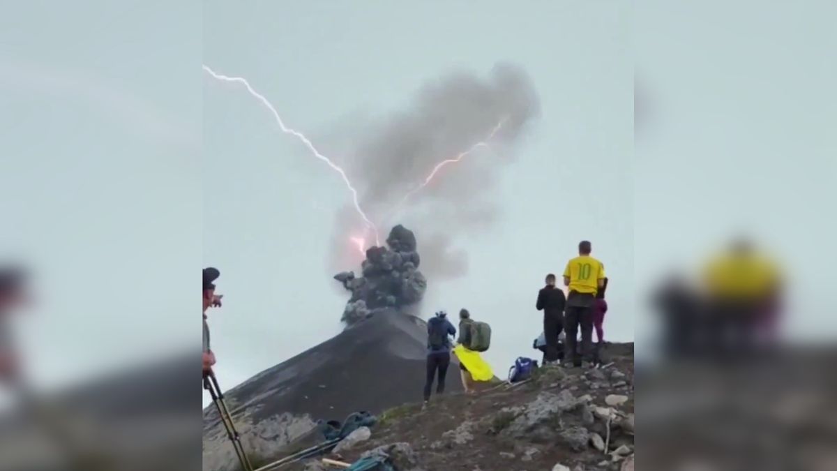 Błyskawica uchwycona podczas wystrzały z wulkanu
