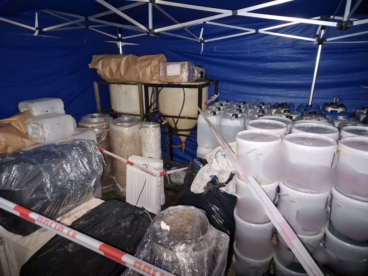 Szczecin: Wielkie laboratorium w stodole. Przejęto 238 kg klefedronu i ponad 5 ton surowców do produkcji