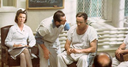 Lot nad kukułczym gniazdem: Psychologiczne aspekty filmu