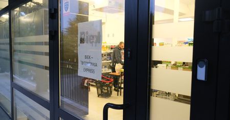 Biedronka otworzyła nowy sklep w Lublinie. Klienci już robią w nim zakupy, ale do samego sklepu wejść nie mogą [ZDJĘCIA]