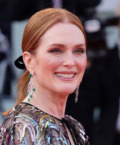 Julianne Moore na czerwonym dywanie w Wenecji. Pokazała się w cekinowej pelerynie