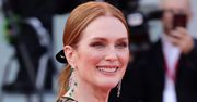 Julianne Moore na czerwonym dywanie w Wenecji. Pokazała się w cekinowej pelerynie
