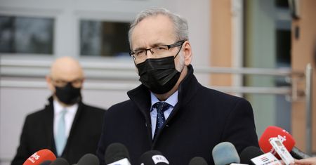 Luzowanie obostrzeń, a trzecia fala COVID-19. Rząd zaryzykował?