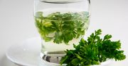 Zalej wodą i zaparz pod przykryciem. Wystarczy szklanka dziennie, by szybciej schudnąć i poprawić wygląd skóry