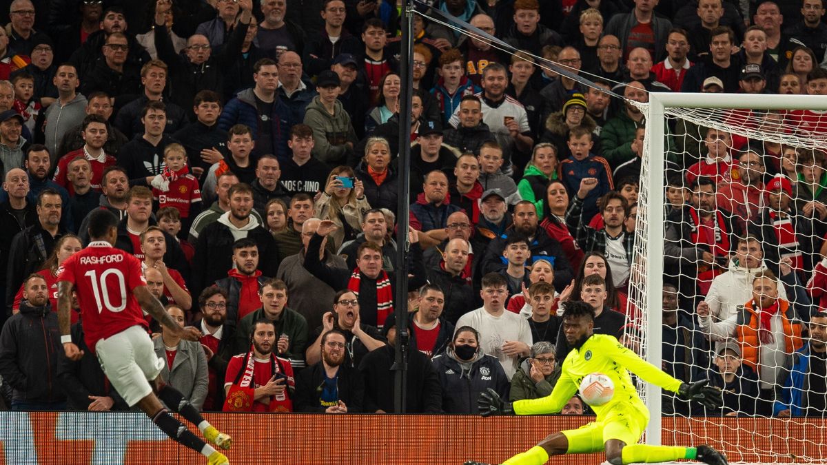 Manchester United's Marcus Rashford (L) has a shot saved by Omonia Nicosia's goalkeeper Francis Uzoho (R) during the UEFA Europa League group stage soccer match between Manchester United and Omonia Nicosia at Old Trafford in Manchester, Britain, 13 October 2022. EPA/PETER POWELL . Dostawca: PAP/EPA.