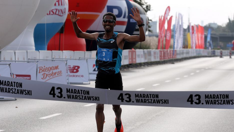Zwycięzca 43. edycji Maratonu Warszawskiego - Polak pochodzenia etiopskiego Yared Shegumo