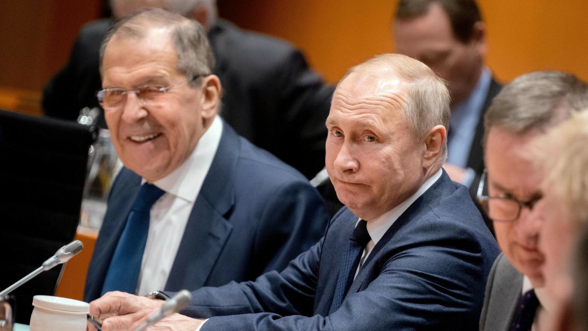 arch38
Acting Russian Foreign Minister Sergei Lavrov (L) sits next to Russian President Vladimir Putin at the start of a Peace summit on Libya at the Chancellery in Berlin, on January 19, 2020. - World leaders gather in Berlin on January 19, 2020 to make a fresh push for peace in Libya, in a desperate bid to stop the conflict-wracked nation from turning into a "second Syria". Chancellor Angela Merkel will be joined by the presidents of Russia, Turkey and France and other world leaders for talks held under the auspices of the United Nations. (Photo by Kay Nietfeld / POOL / AFP)
KAY NIETFELD