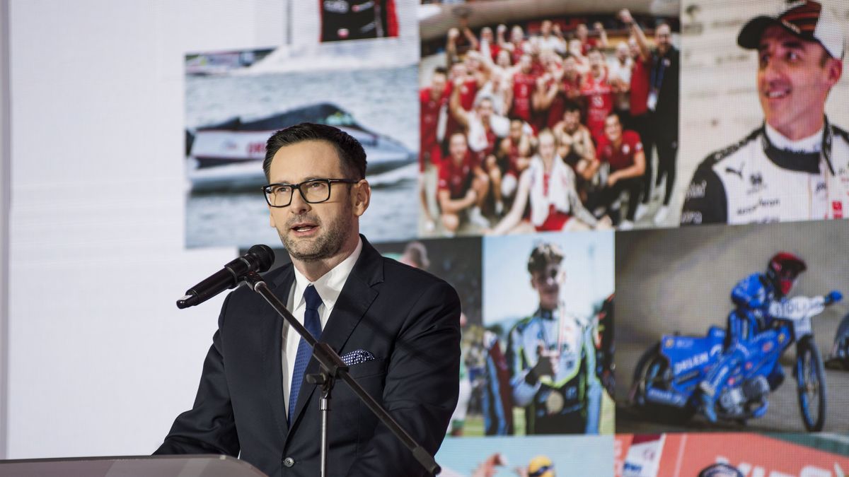 WARSAW, MAZOWIECKIE, POLAND - 2022/12/19: Daniel Obajtek, the CEO of ORLEN group speaks during a press conference. Press conference on the involvement of Polish Oil Company ORLEN group (PKN Orlen) in strategic projects in the area of sports sponsorship and a summary of the sports year. (Photo by Attila Husejnow/SOPA Images/LightRocket via Getty Images)