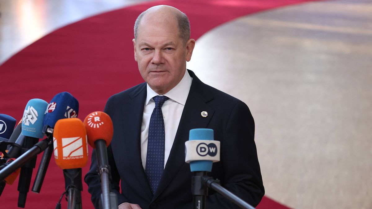 European Council meeting in Brussels
epa11944036 German Chancellor Olaf Scholz talks to the press as he arrives for an European Council meeting in Brussels, Belgium, 06 March 2025. The EU leaders are convening for a special summit to discuss ongoing support for Ukraine and enhance European defence.  EPA/CHRISTOPHE PETIT TESSON 
Dostawca: PAP/EPA.
CHRISTOPHE PETIT TESSON
diplomacy, politics, flags, delegates, Union, EU, logo, government, parties, MPs, media, press, mic