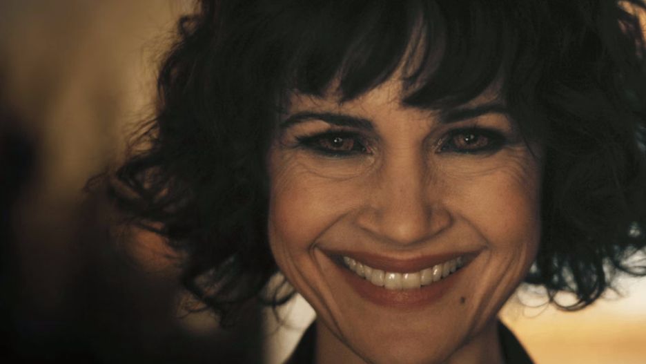 Carla Gugino jako Verna w "Zagładzie domu Usherów"