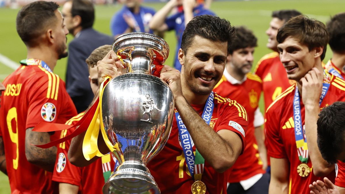 BERLIN - Rodri of Spain with Henri Delaunay trophy, coupe Henri Delaunay during the UEFA EURO 2024 Final match between Spain and England at the Olympiastadion on July 14, 2024 in Berlin, Germany. ANP | Hollandse Hoogte | MAURICE VAN STEEN (Photo by ANP via Getty Images)